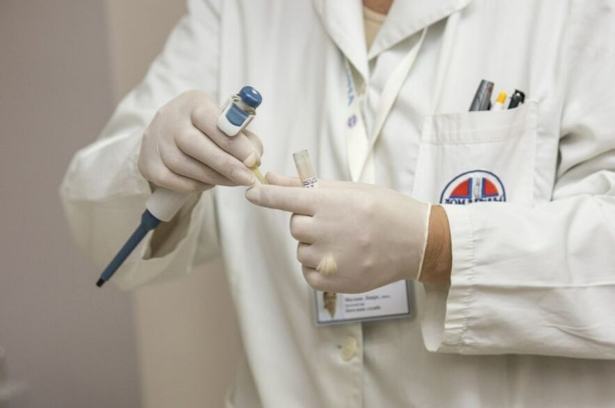 Lekár diagnostikuje ľudský papilomavírus